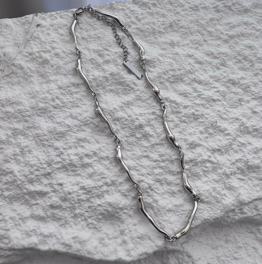 Twist Wave Minimal Chain Necklace