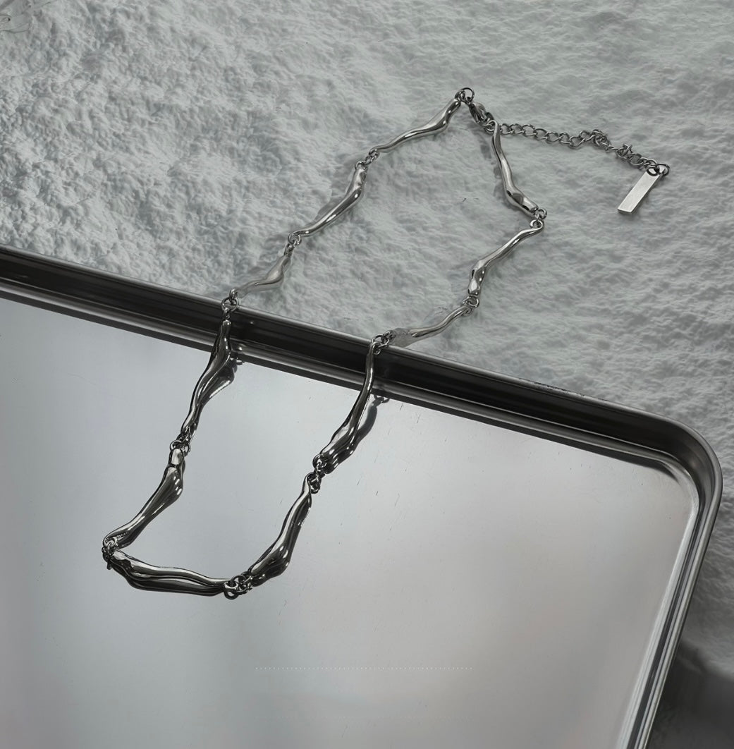 Twist Wave Minimal Chain Necklace