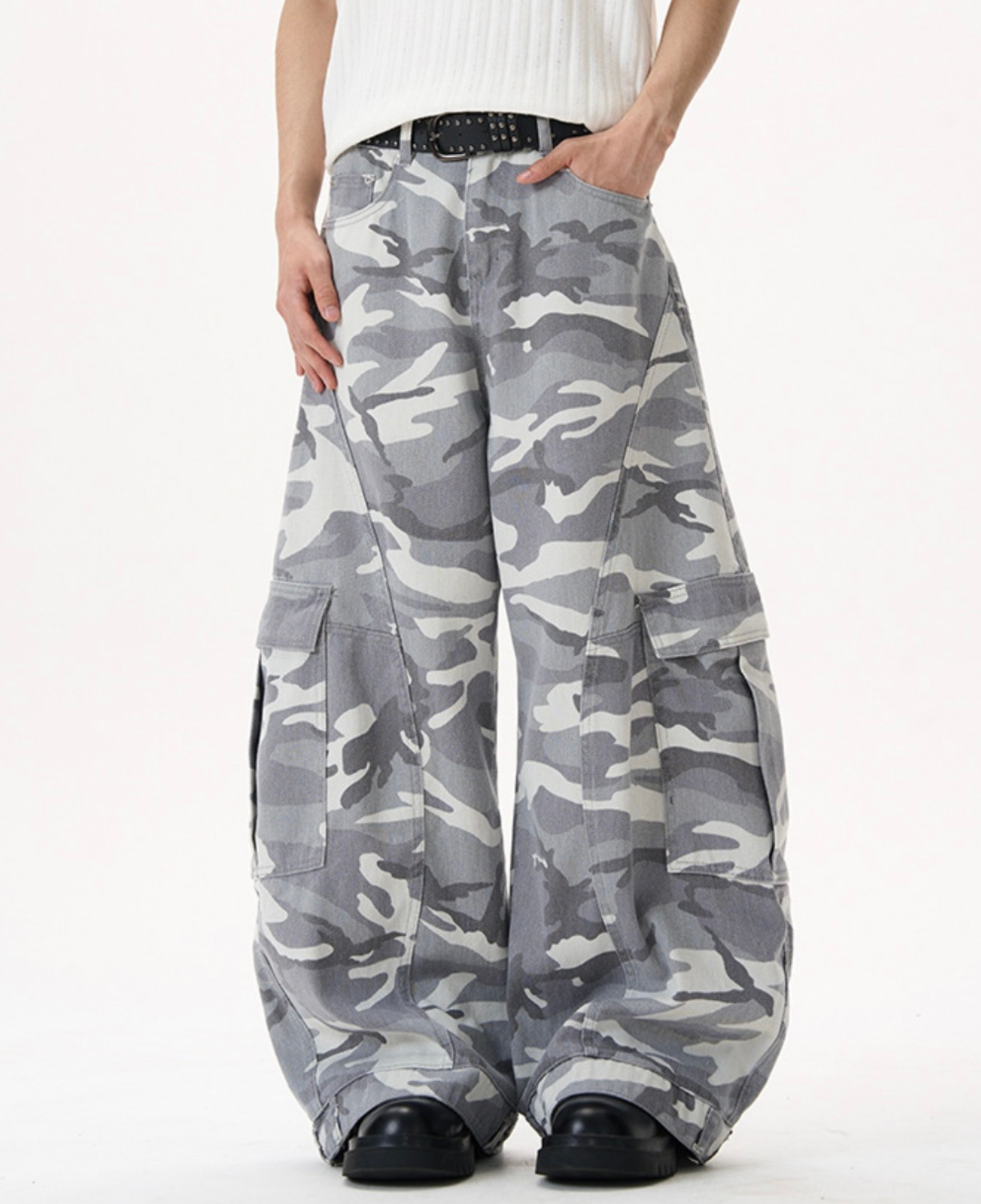 Curved Seam Wide Denim Pants